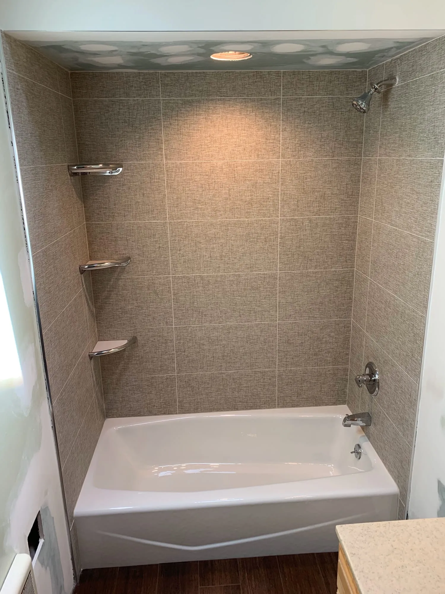 Tile tub surround with built-in corner shelves